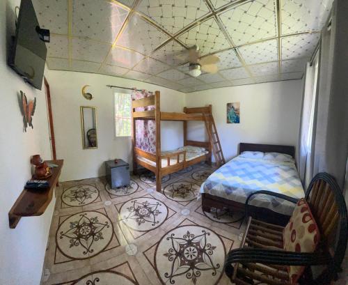 uma sala com um quarto com uma cama e uma mesa em Cabañas La India em El Valle de Antón