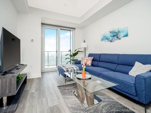 A seating area at Modern 1BR Condo - King bed - Cityscape Views