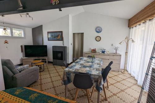un salon avec une table et un canapé dans l'établissement House near the beach of La Tranche-sur-Mer, à La Tranche-sur-Mer
