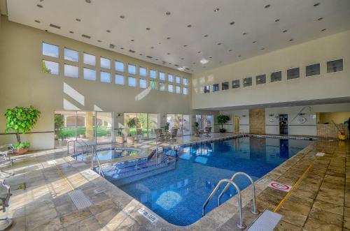 - une grande piscine dans un grand bâtiment dans l'établissement Holiday Inn Durango, an IHG Hotel, à Durango