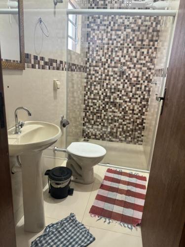 アパレシーダにあるApto Filhos de Mariaの洗面台、トイレ、シャワー付きのバスルーム