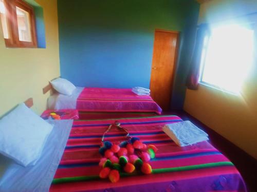 Habitación con 2 camas con fruta en la cama en TITICACA'S SALA UTA en Puno