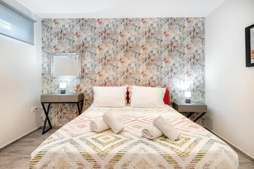 una camera da letto con un letto grande con due tavoli di Kassiani-Sofia Cottage a Gouviá
