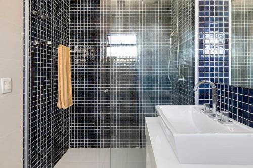 Phòng tắm tại Cobertura climatizada em Natal, espaço home office