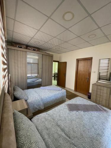 sypialnia z 2 łóżkami i kanapą w obiekcie Apartment for rent 50M fully furnished -completely new w mieście Amman