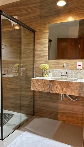 a bathroom with a sink and a mirror at Pousada Pôr do Sol in Cunha