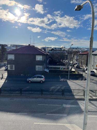 un coche aparcado en un aparcamiento al lado de un edificio en Cozy Home in Downtown Reykjavik, en Reikiavik