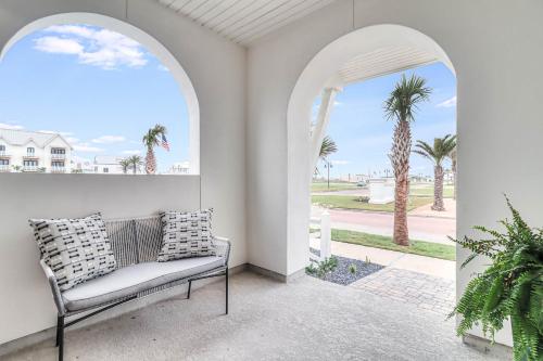 Χώρος καθιστικού στο Beachfront Bliss