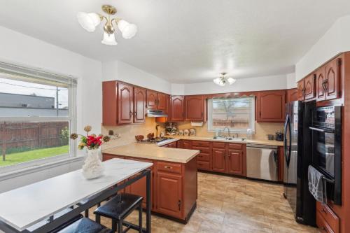 uma cozinha com armários de madeira e uma grande janela em Elkhart Haven- Cozy Family Retreat home em Elkhart
