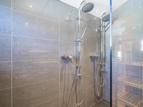 キルヒベルク・イン・チロルにあるChalet Adrianaのバスルーム(ガラスドア付きのシャワー付)