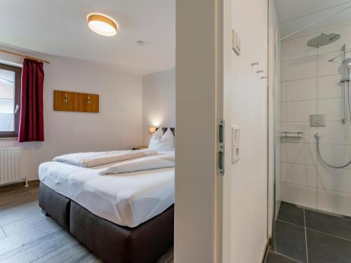 een slaapkamer met een kingsize bed en een douche bij Wald XXL in Fieberbrunn