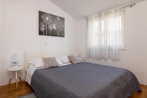 מיטה או מיטות בחדר ב-Apartments with a parking space Slatine, Ciovo - 5158