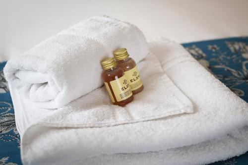 deux bouteilles de miel assises sur une serviette dans l'établissement Stunning House in Clanfield, à Clanfield