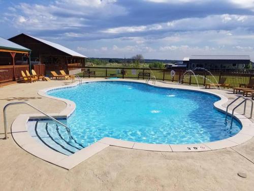 uma grande piscina com água azul em Lakeside Luxury at Duck Creek on Grand Lake, Oklahoma em Afton