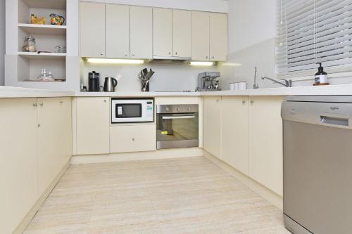 Dapur atau dapur kecil di Villa 3br Chianti Villa located within Cypress Lakes Resort