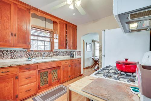 Kuchyň nebo kuchyňský kout v ubytování Pet-Friendly St Paul Home Less Than 5 Mi to Downtown!