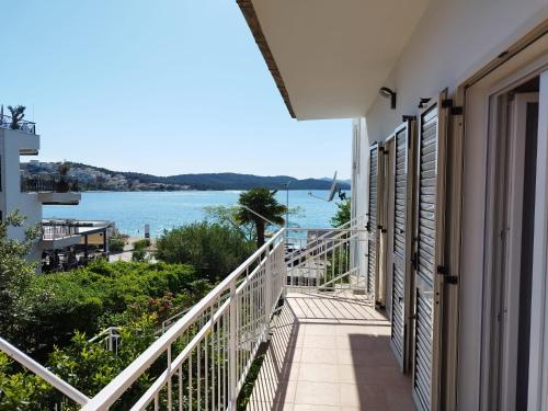 Tudija apartment3-West side place, 90m2, big terrace, beautiful beach front view