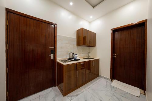 Η κουζίνα ή μικρή κουζίνα στο Masharef Abha Suites فندق مشارف ابها للشقق الفندقية