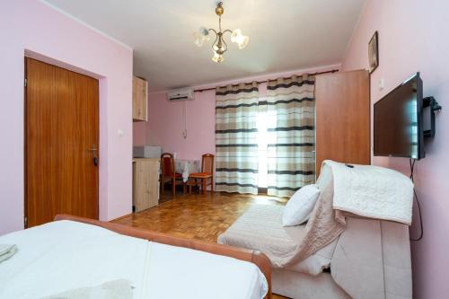 TV a/nebo společenská místnost v ubytování Apartment Zubovici 16063a