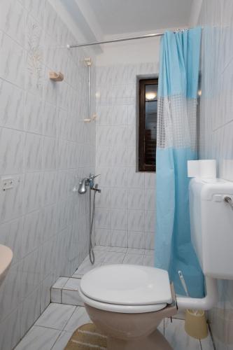 Ένα μπάνιο στο Double Room Zubovici 16063a