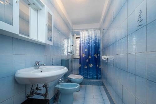 ein Bad mit einem Waschbecken und einem WC in der Unterkunft Apartments and rooms with parking space Zubovici, Pag - 16063 in Zubovići