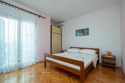 Postel nebo postele na pokoji v ubytování Apartments and rooms with parking space Zubovici, Pag - 16063
