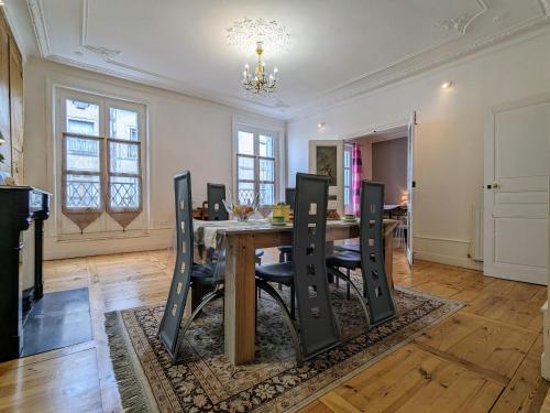 une salle à manger avec une table et des chaises dans l'établissement Appartement XIXe siècle - Centre-ville du Puy-en-Velay, 2 chambres, tout confort, proche monuments - FR-1-582-6, au Puy-en-Velay