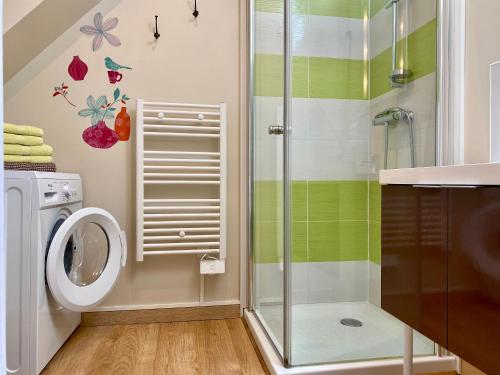 a bathroom with a shower and a washing machine at Gîte calme près de plages, au cœur de Batz-sur-Mer, terrasse sud, wifi, et équipements bébé - FR-1-306-840 in Batz-sur-Mer
