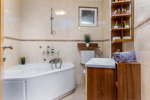 O baie la Holiday house with a swimming pool Pakostane, Biograd - 22480