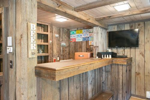 Una cocina o zona de cocina en Crooked Ear Cabin