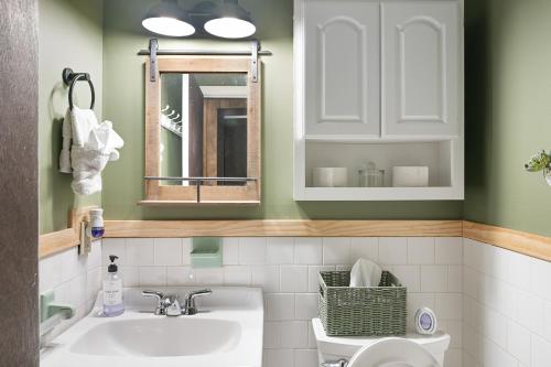 Un baño de Crooked Ear Cabin