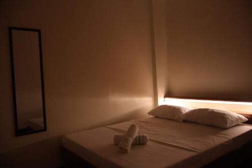 uma cama com duas toalhas num quarto em 4VJ's Apartelle em Pooc