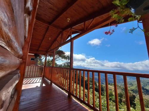 uma varanda de um camarote com vista para o oceano em Cabaña Gitana - Magical and WINDY nature getaway! em Jardín