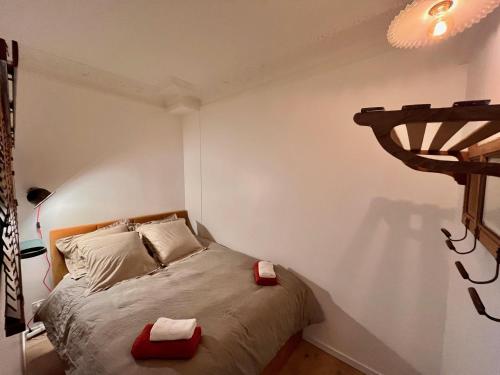een slaapkamer met een bed met twee handdoeken erop bij JO 2024 - 1,5km Arena Bercy - Le Vintage Paris 11 in Parijs