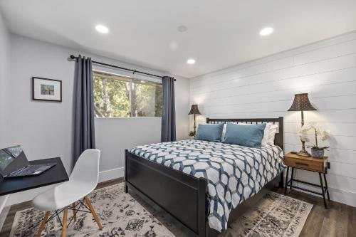 una camera con letto, scrivania e finestra di KING BED/Fresh Home/Seperate Big Screen Rooms/Park a Boise