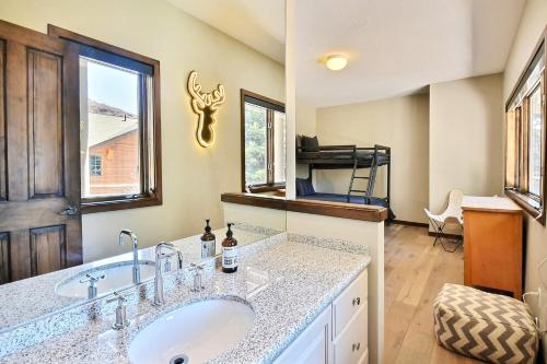 uma casa de banho com um lavatório e um espelho em Centrally Located, Close to Ski, Main Street, Free Resort Shuttle with Hot Tub em Park City