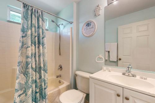 y baño con lavabo, aseo y ducha. en Beachcomber Getaway, en Fort Myers