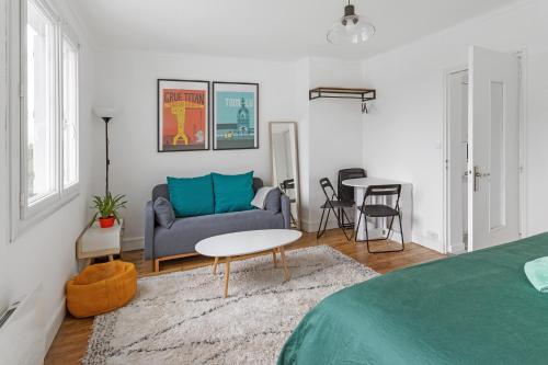 un salon avec un canapé et une table dans l'établissement Studio Cosy - Au pied du tram - Parking - WIFI, à Rezé