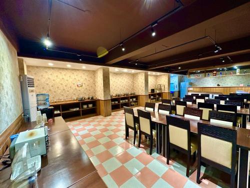 un restaurante con comedor con mesas y sillas en Penghu An-I Hotel en Magong