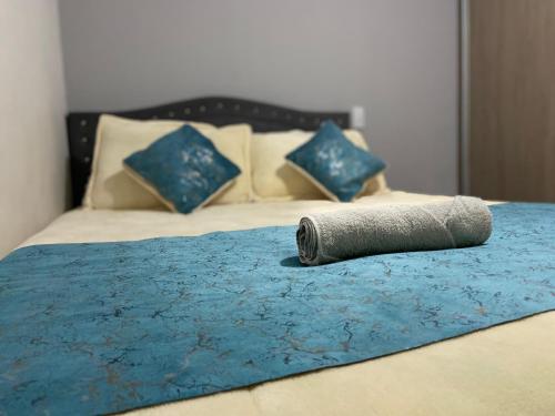 a rolled up towel sitting on top of a bed at Casa Shalom R.G. in Paipa