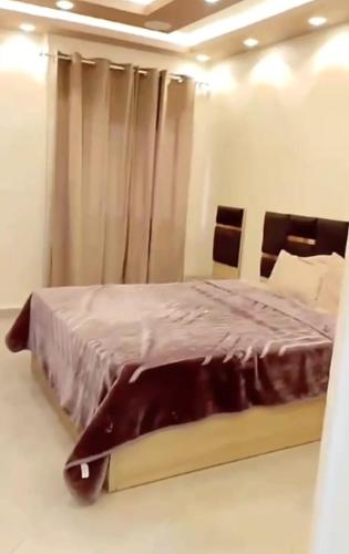 Ένα ή περισσότερα κρεβάτια σε δωμάτιο στο شقة مفروشة للعوائل بالجيزة