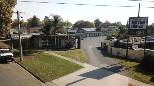 an empty street with a sign for a motel at Wangaratta Motor Inn in Wangaratta