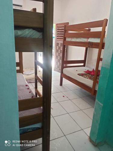 a room with two bunk beds in a room at Camping & hostel tô á toa jeri in Jericoacoara