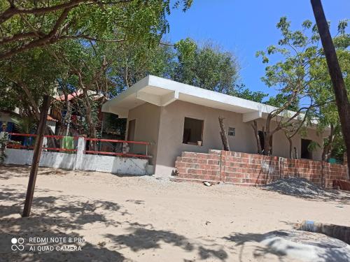 a house under construction with a brick wall at Camping & hostel tô á toa jeri in Jericoacoara
