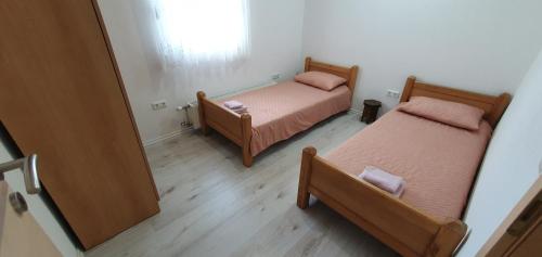 ビハチにあるVilla RAWDA HALAL POOL Bihaćのベッド2台と窓が備わる小さな客室です。