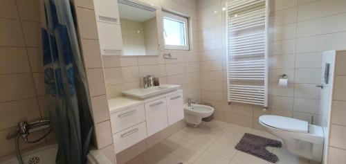 ビハチにあるVilla RAWDA HALAL POOL Bihaćの白いバスルーム(洗面台、トイレ付)