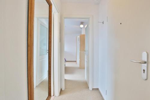 pasillo con espejo en la habitación en Hansa Residenz II Hansa-Residenz !! Appartement, en Scharbeutz