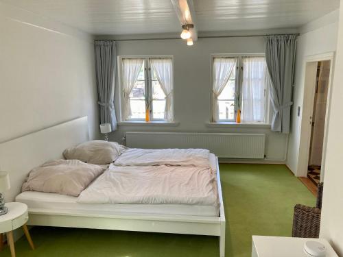 Ένα ή περισσότερα κρεβάτια σε δωμάτιο στο Ferienhaus Altes Holzfällerhaus