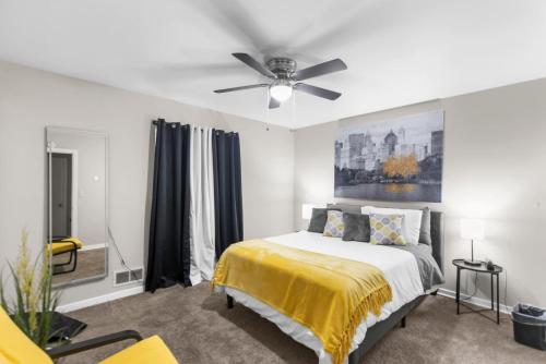 1 dormitorio con 1 cama y ventilador de techo en Suburban Bliss Getaway Wi-Fi Parking Long Stay en Center Point