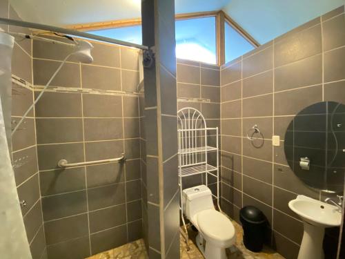 a bathroom with a toilet and a sink at Finca Cristal con Piscina Room Blanca con AC in Punta Uva